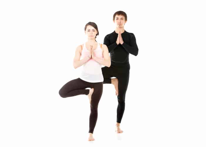 pareja haciendo yoga