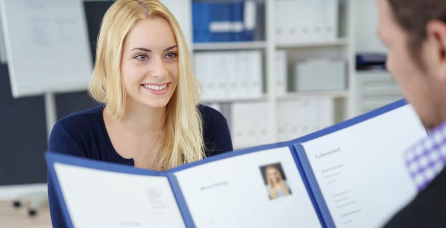 chica-en-entrevista-de-trabajo