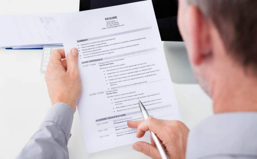 persona-rellenando-su-experiencia-laboral