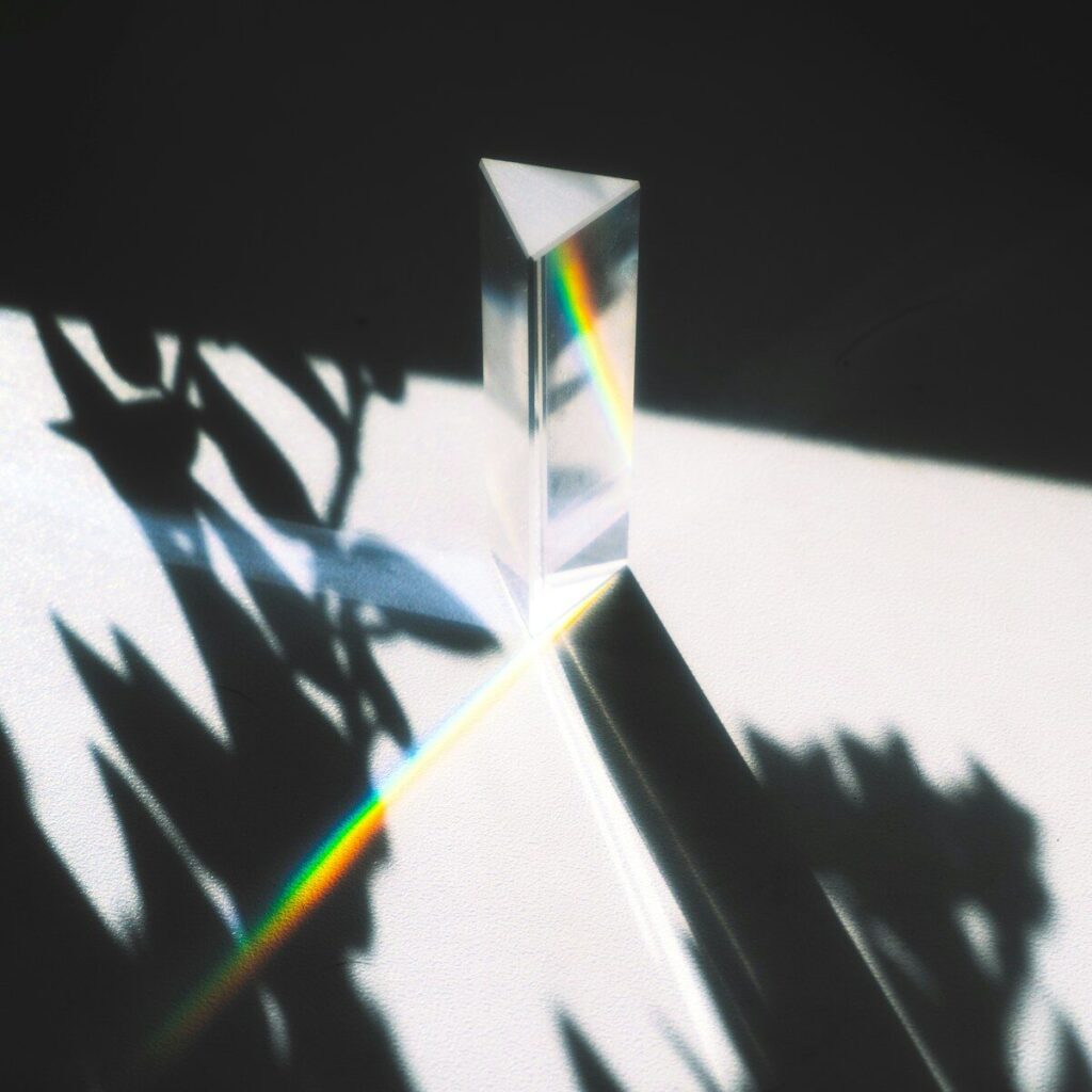 Prisma de cristal que descompone un rayo de luz en los colores del espectro