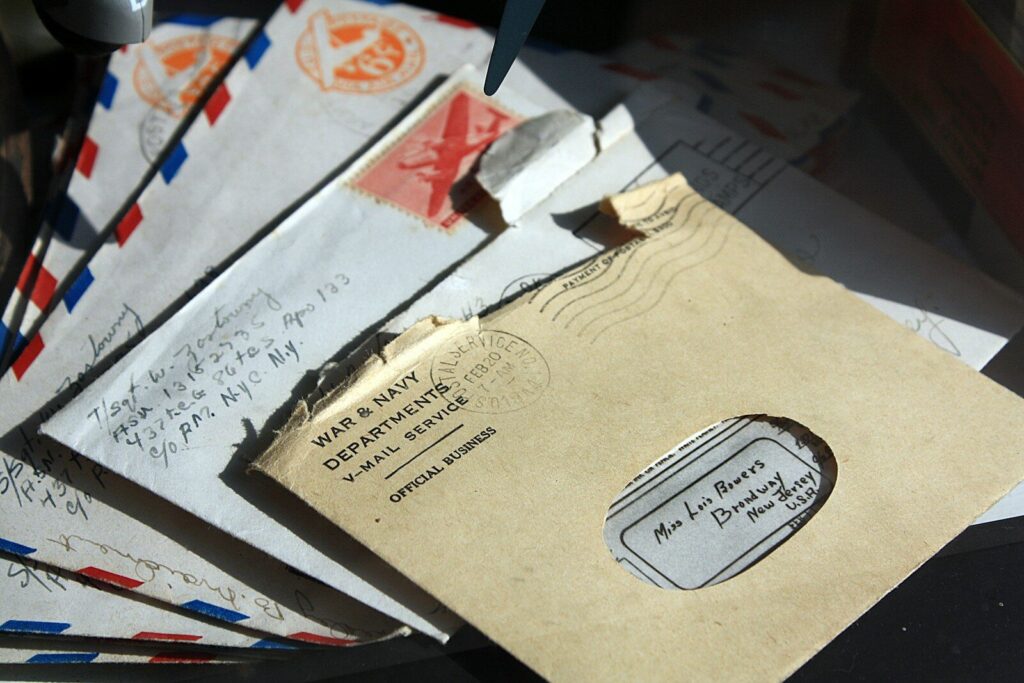 Cartas y sobres antiguos sobre una mesa